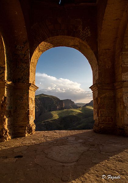 Zahhak_castle_2